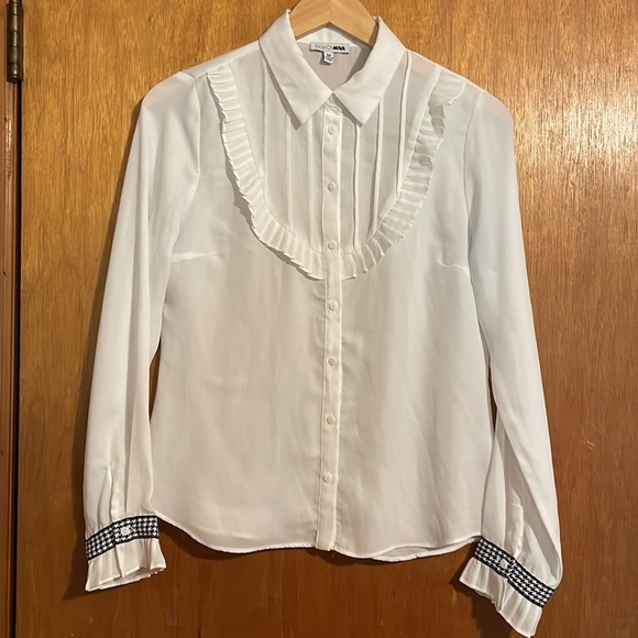 •FASHION NOVA•NWOB WHITE SHEER PLEATED HOUNDSTOOTH BUTTON DOWN BLOUSE SIZE MED. - Picture 4 of 9